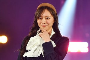 乃木坂46梅澤美波、美脚際立つ細身パンツコーデでランウェイ