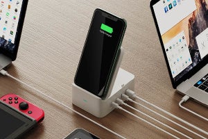 5台同時充電が可能、スマホスタンドとしても使える140W充電器