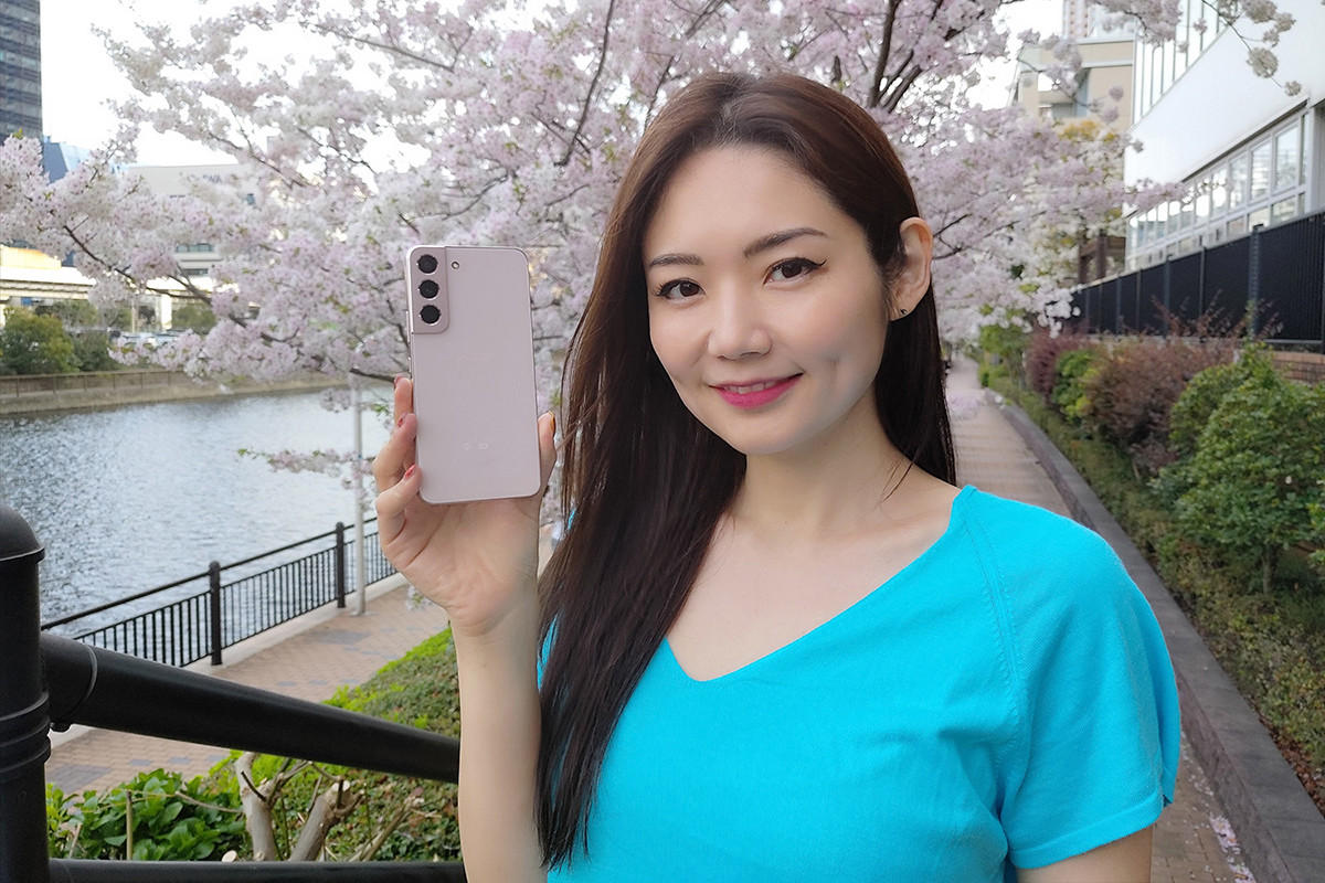 Galaxy S22レビュー - 女性の手でも楽に持てる、ピンクのボディーが愛らしい！