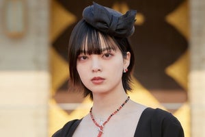 平手友梨奈、着物風ドレス×ジュエリーでオーラ放つ