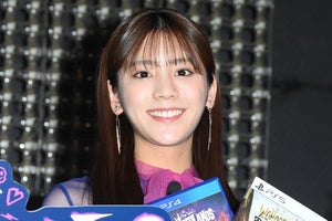 貴島明日香「魔女っぽい」シースルー衣装でゲームに熱中