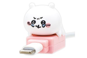 「ちいかわ」がiPhoneのケーブルにしがみついて保護、カプセルトイで4月中旬発売