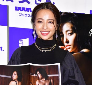 水崎綾女、10年ぶりの写真集の撮影で「水着が勝手にTバック寄りに」