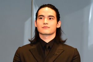 岡田健史、舞台挨拶退場時にあわや転倒!? 白石組で「人生の教訓になった」熱い思いも【動画あり】