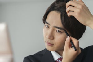 眉毛を整えている男性1000人に聞いた「何歳から整えていますか?」