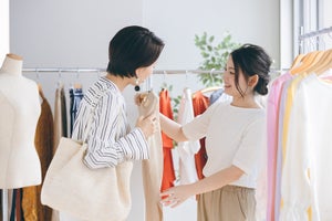 販売職の女性84%が「土日に休めない」 - 転職したい人の割合は?