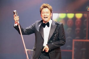 香取慎吾、タキシード姿で歌唱＆ダンス! 明治座公演に喜び「最高の時間を」