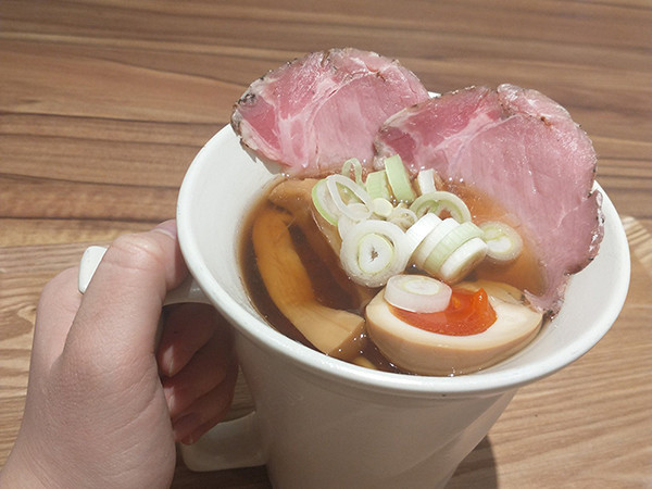 【何か違う】「仕事終わりにカフェでまったりしてり」マグカップの中身にTwitter騒然!? - 「ラーメンを飲んでるだと…」「50人は二度見する」