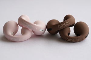 耳をふさがない「ambie」の完全ワイヤレスに新色「Baby Pink」「Mocha」