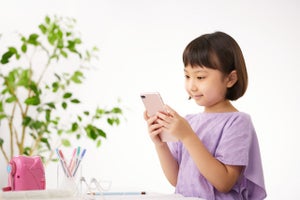 子どもの携帯電話デビュー「小学1年生」が最多 - 持たせない人の理由は?