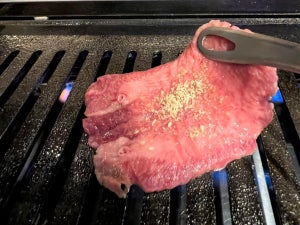 【オープン前から予約殺到!】新橋でリーズナブルに味わう「厳選焼肉 一石三鳥」の極上肉と接客に感激した