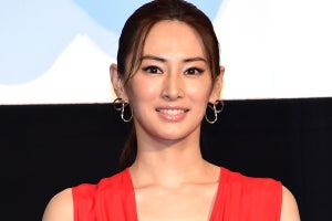 北川景子、真っ赤な肩出しドレスで美しすぎるスレンダーボディ! 肉体改造に意欲も