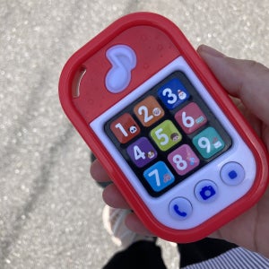 【どんまい!】外出先でポケットからiPhoneを取り出したママさん。出てきたものは……、まさかのスマホ!? -「ウケるw」「子育てあるあるだーw」の声