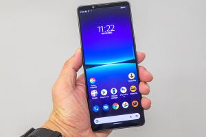 ソニー「Xperia 1 IV」外観インプレッション - 光学ズームレンズ搭載／バッテリ容量アップでもサイズは変わらず！