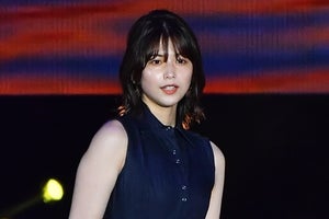 櫻坂46渡邉理佐、紺色ノースリワンピ×かごバッグで“大人シック”に