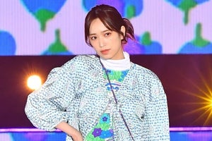 日向坂46佐々木久美、ショーパンから美脚チラリ　抜群のスタイルで魅了