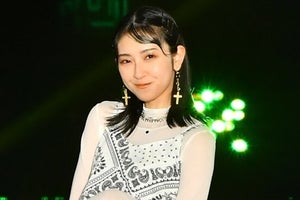 日向坂46金村美玖、美脚のぞく大胆スリットワンピでランウェイ