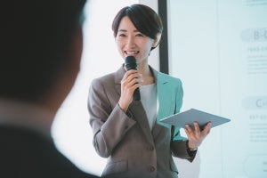 端的の意味とは? 類語や「端的に言うと」などの例文を交えた使い方を解説