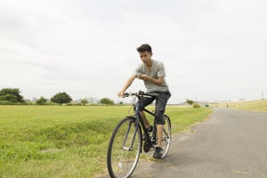 自転車の「危ない」と感じる運転、飛び出し・無灯火・傘差しを抑えた1位は?