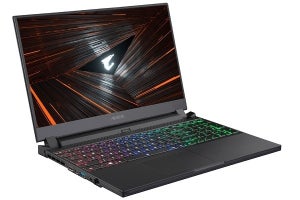 GIGABYTE、第12世代Intel Core搭載のミドルクラスゲーミングノートPC「AORUS 5」