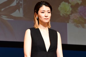 注目女優・瀧内公美、主演女優賞で胸元ざっくりの大胆ドレス　監督には自ら声かけ