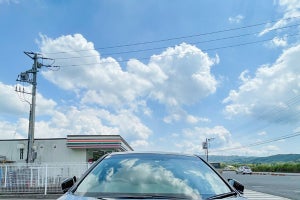 【こんなん撮れましたけど】。トンボが間違えそうな車の姿に「夏のドライブが楽しそう」「ステルス機能」「ウユニ車」と絶賛の声