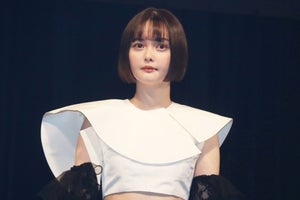 玉城ティナ、ほっそりウエスト見せ　レーススカートから美脚もチラリ