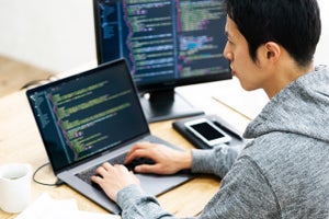 ITエンジニアの開発言語別「平均年収ランキング」1位は? - 2位R、3位Perl