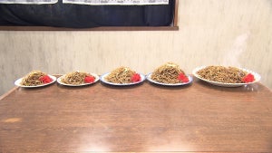 入口を開けると警報ブザーが大音量で響く焼きそば屋　客も「うぉーびっくり」