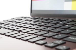 「VAIO SX12」に第12世代Core搭載モデルが登場！ 上品なアーバンブロンズを試す