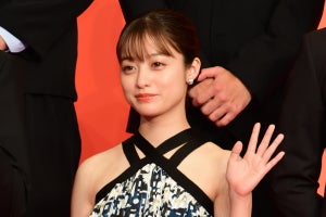 橋本環奈、肩出しワンピースでシックに登場! 『キングダム2』では「マスコット的な…」