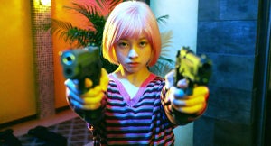 橋本環奈、二丁拳銃を構えクールな表情! BL本に大興奮のギャップシーンも