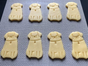 【食べたいけど食べたくない!!】ラブラドール型のクッキーに「可愛いクッキー犬」「耳の辺りの色合いが良いです」と話題