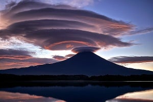 富士山上空、巨大「吊るし雲」現る。