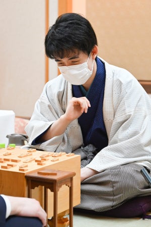 藤井竜王が「マムシのと金」で混戦を抜け出し中川八段に勝利　第48期棋王戦コナミグループ杯挑戦者決定トーナメント