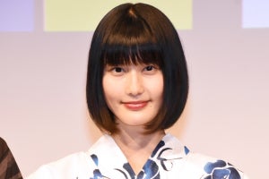 橋本愛、壁から覗くシーンで「私ミタかな?」 新ドラマでコスプレ楽しむ