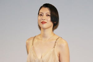 三吉彩花、美谷間のぞく華やかドレスで魅了「肌がきれいだとポジティブに」