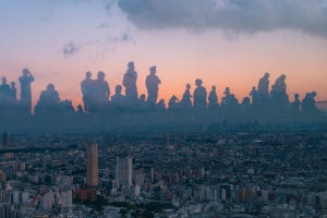 【街に巨人が…? 】夕陽と影が織りなす幻想的な風景がツイッターで話題に - 「これは凄い」「めっちゃかっこいい」の声