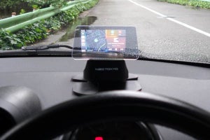 クルマに後付けできるCarPlay対応ディスプレイ　スマホとはワイヤレスで接続