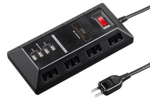 机やテーブルの上で使いやすい8個口＋USB×4ポートの電源タップ