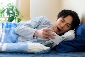 「スマホで睡眠時間が減った」10代の3割 - NTTドコモ調査