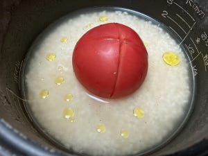 【うまそ】炊飯器にトマト丸ごとドン! JA全農広報部「念願のトマトご飯」が話題に! - オムライスアレンジもおいしそう!