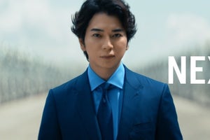 松本潤、ワイシャツ下から佐川急便の制服チラリ…プレゼンター役で登場