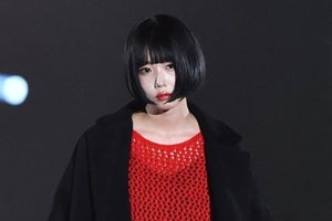 あの、赤×黒コーデで関コレ登場! クールな表情で魅了