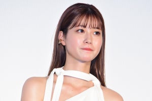 生見愛瑠、清楚な白ワンピースで美脚＆美背中見せ「ギャップ萌え」も語る