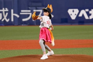 市川ぼたん、子猫姿で初始球式「緊張しました」 父・海老蔵も見守る