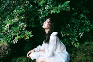 櫻坂46小林由依、濡れた黒髪と美肌のコントラスト際立つ“横顔”ショット