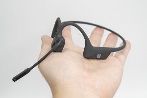 Shokz、PC用アダプタ付きの骨伝導ヘッドセット「OpenComm UC」