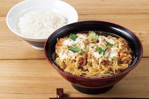 かつや、ひんやりお蕎麦に熱々カツ煮をのせた「カツ煮冷やしそば」発売 - 半ご飯付き