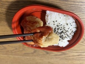 ローソンストア100のシンプル極めた「チキンナゲット弁当」実食レビュー! たっぷりのケチャップが効いた懐かしい味わいにキュン